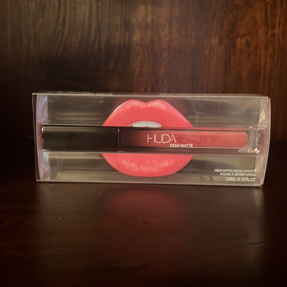 Huda Beauty Demi Matte lipstick